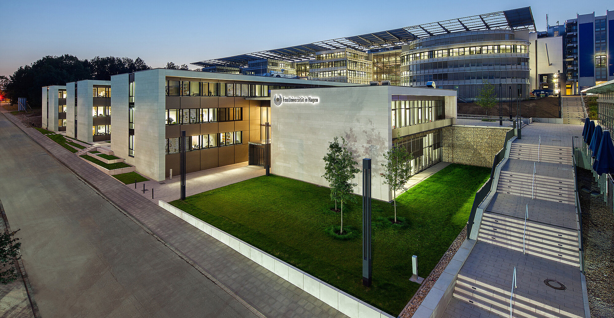 Campus der FernUniversität in Hagen bei Nacht, beleuchtet
