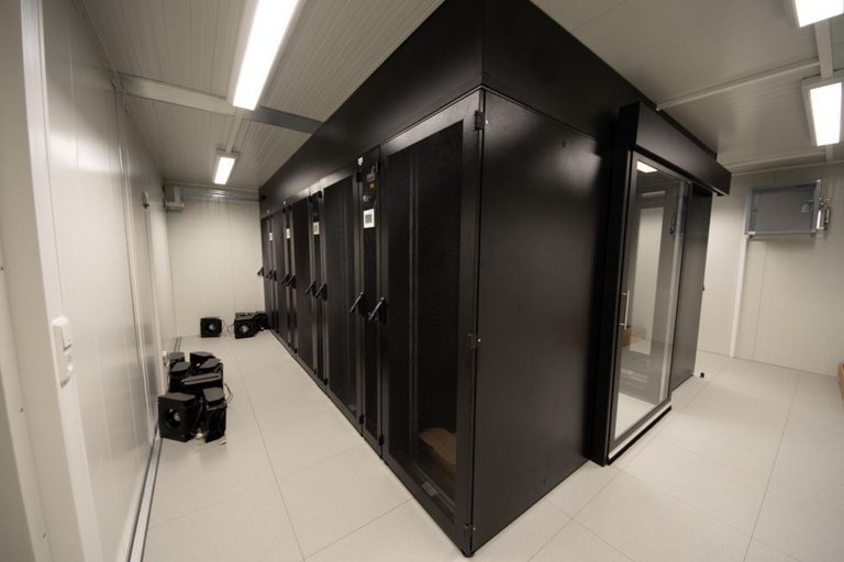 DC IT Container in schwarz in einem Raum 