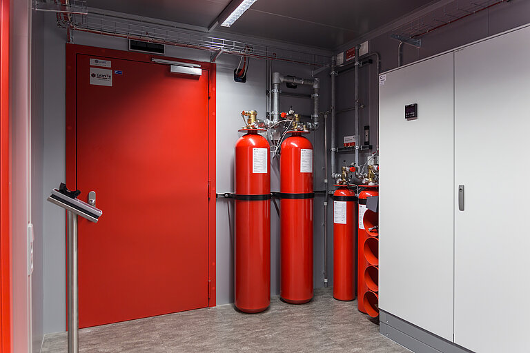 Technikraum für Rechenzentrum mit Brandschutztür, Löschanlage und Schaltschrank mit elekronischer Verteilung