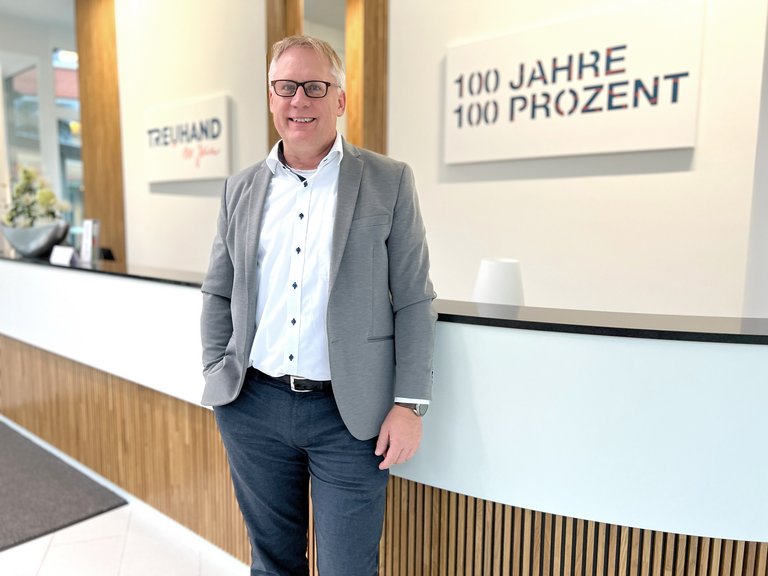 Ralf Feldkamp, IT Leiter von Treuhand, vor dem Eingangsbereich