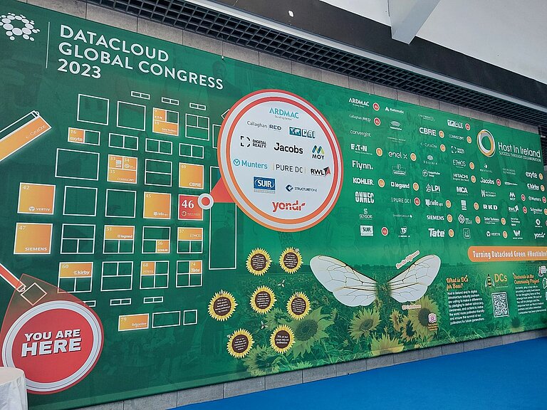 Werbewand des Data Cloud Kongresses in Monaco, in grün gehalten