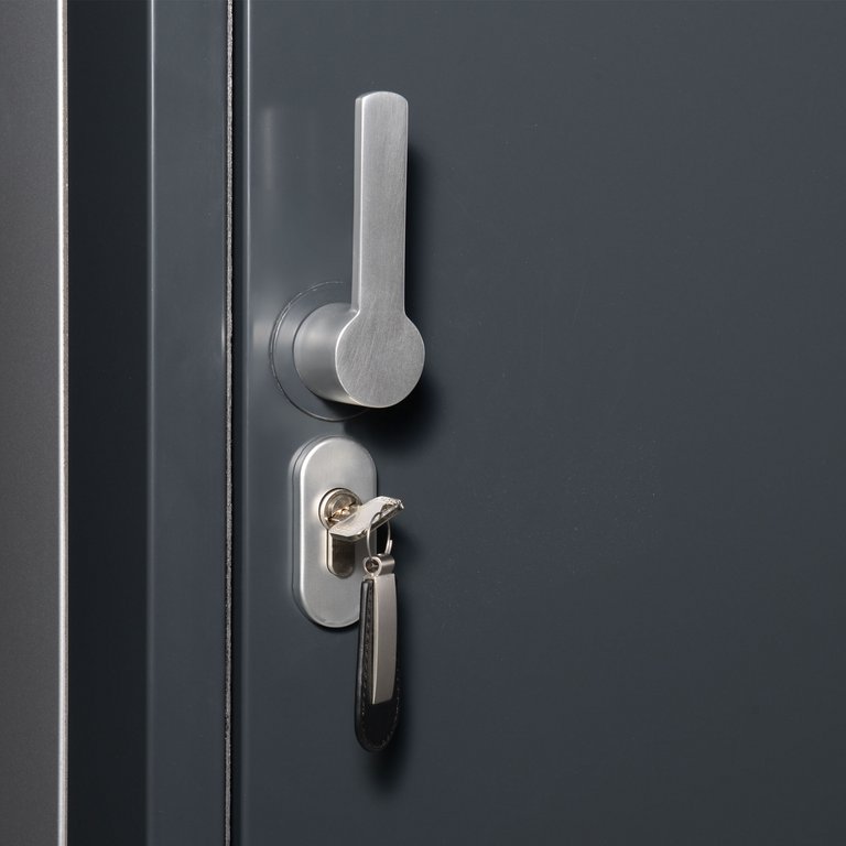Key lock with profile half cylinder