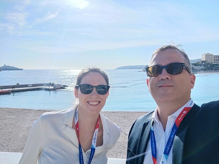 Sonja Philipp und Jörgen Venot in Monaco vor einem Strand
