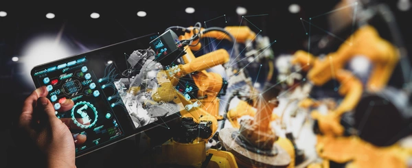 Hände die ein Tablet bedienen mit digitalen Maschinendaten und einer 3D-Visualisierung eines Produktionsroboters
