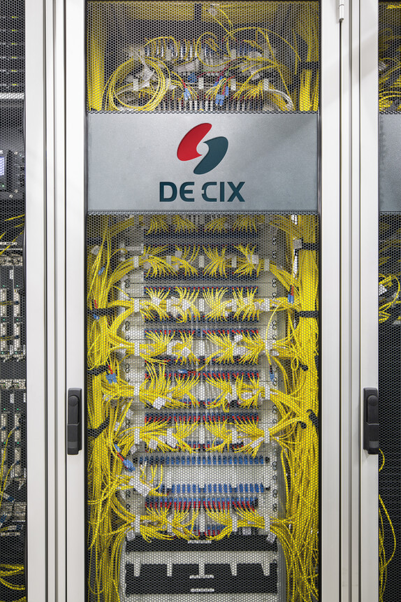 DE-CIX Internetknoten, in denen mittels Kabeln und Patchpanels verschiedene Netzwerke miteinander verbunden werden