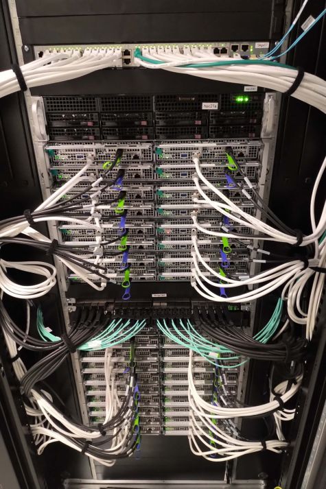 Server-Rack von innen mit diversen Kabeln und Anschlüssen