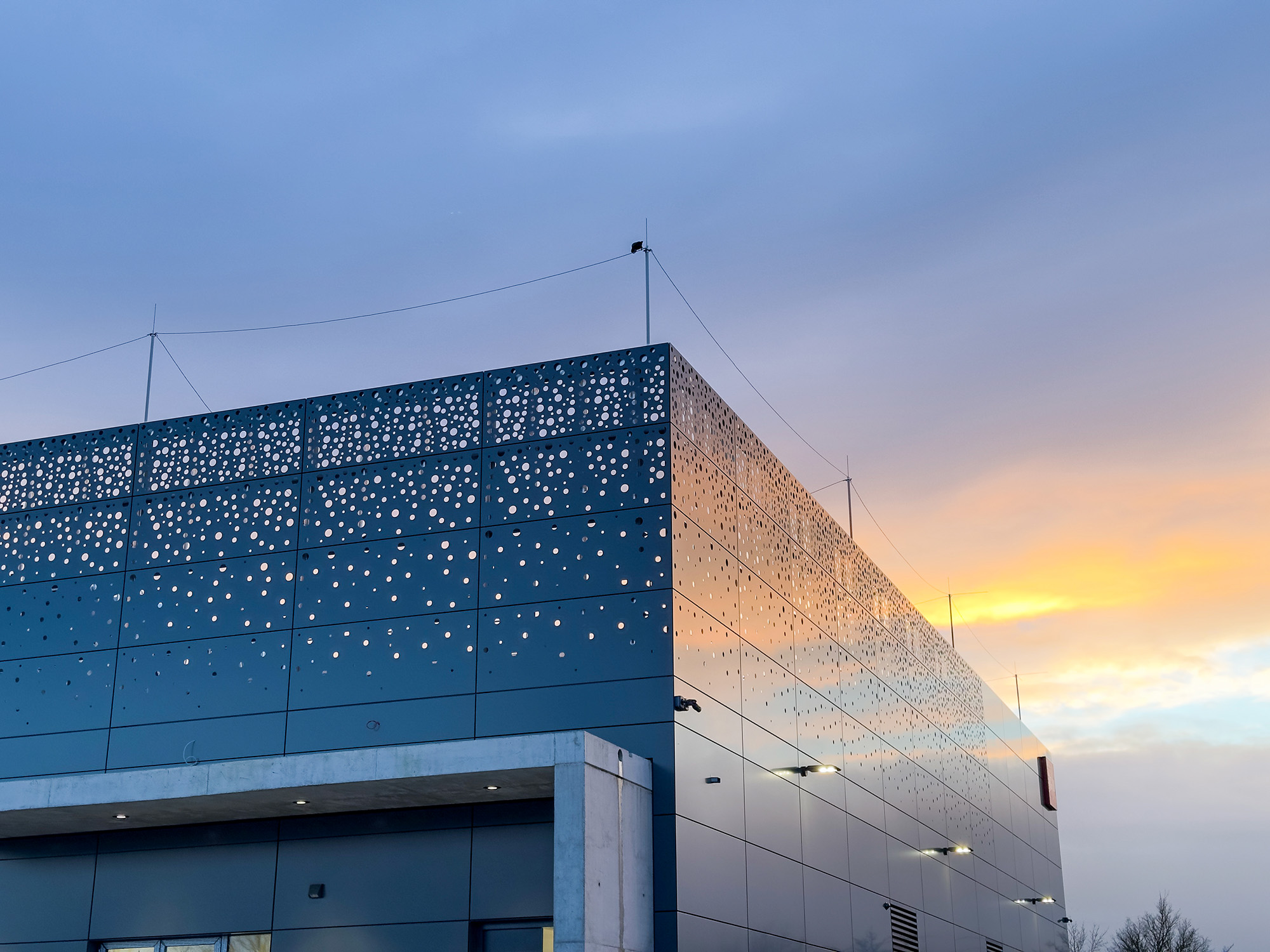 JGU data center, exterior view in the evening