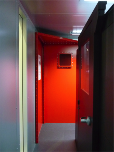 DC IT Shielding: modulare Konstruktion - schwarze, offene Tür vor rotem Raum